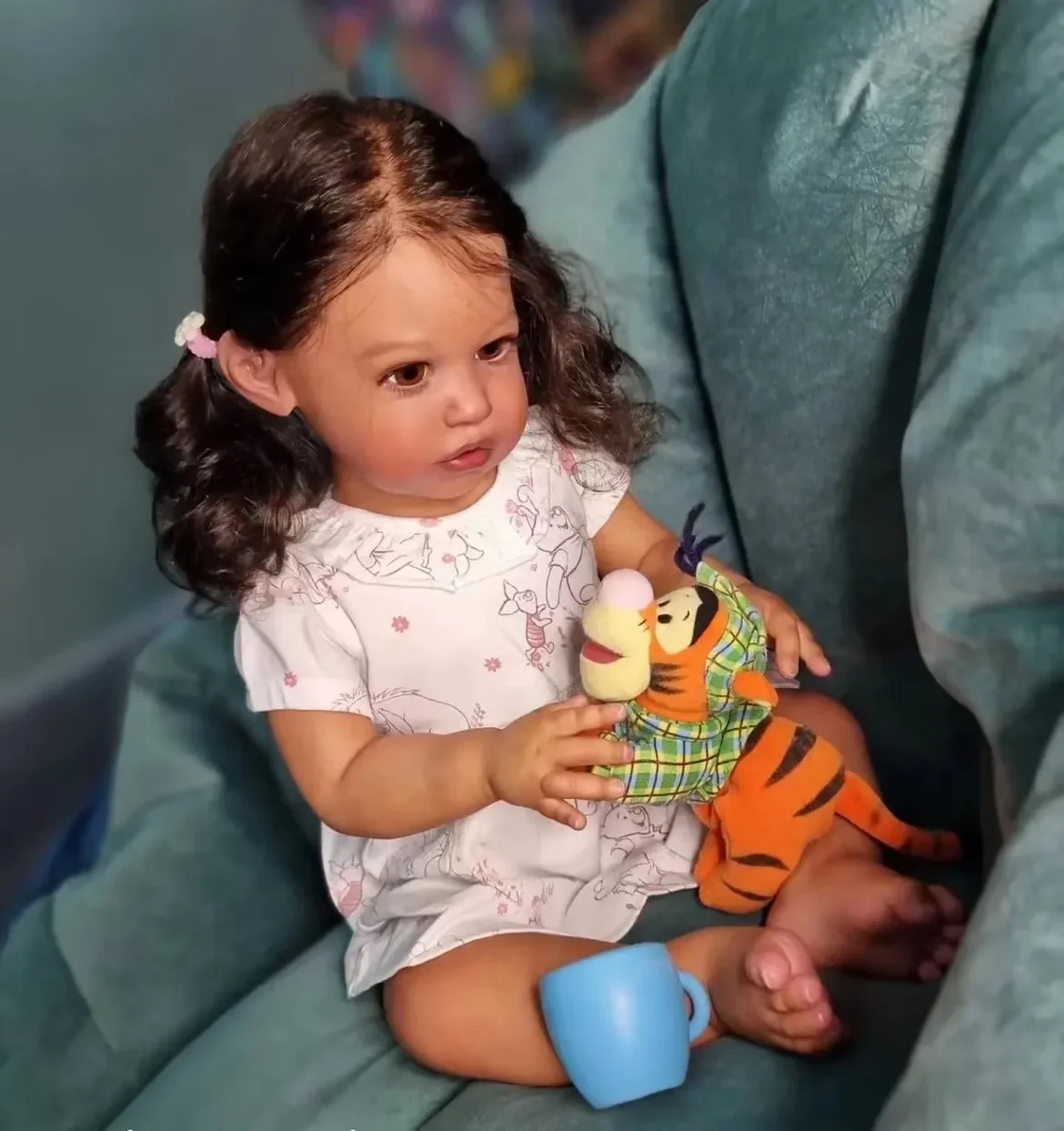 ที่กําหนดเองจํากัด 28 นิ้ว Reborn Baby Linh ด้วยผมที่หยั่งรากด้วยมือตุ๊กตาสําเร็จรูปแล้วพร้อมชุดของขวัญคริสต์มาส