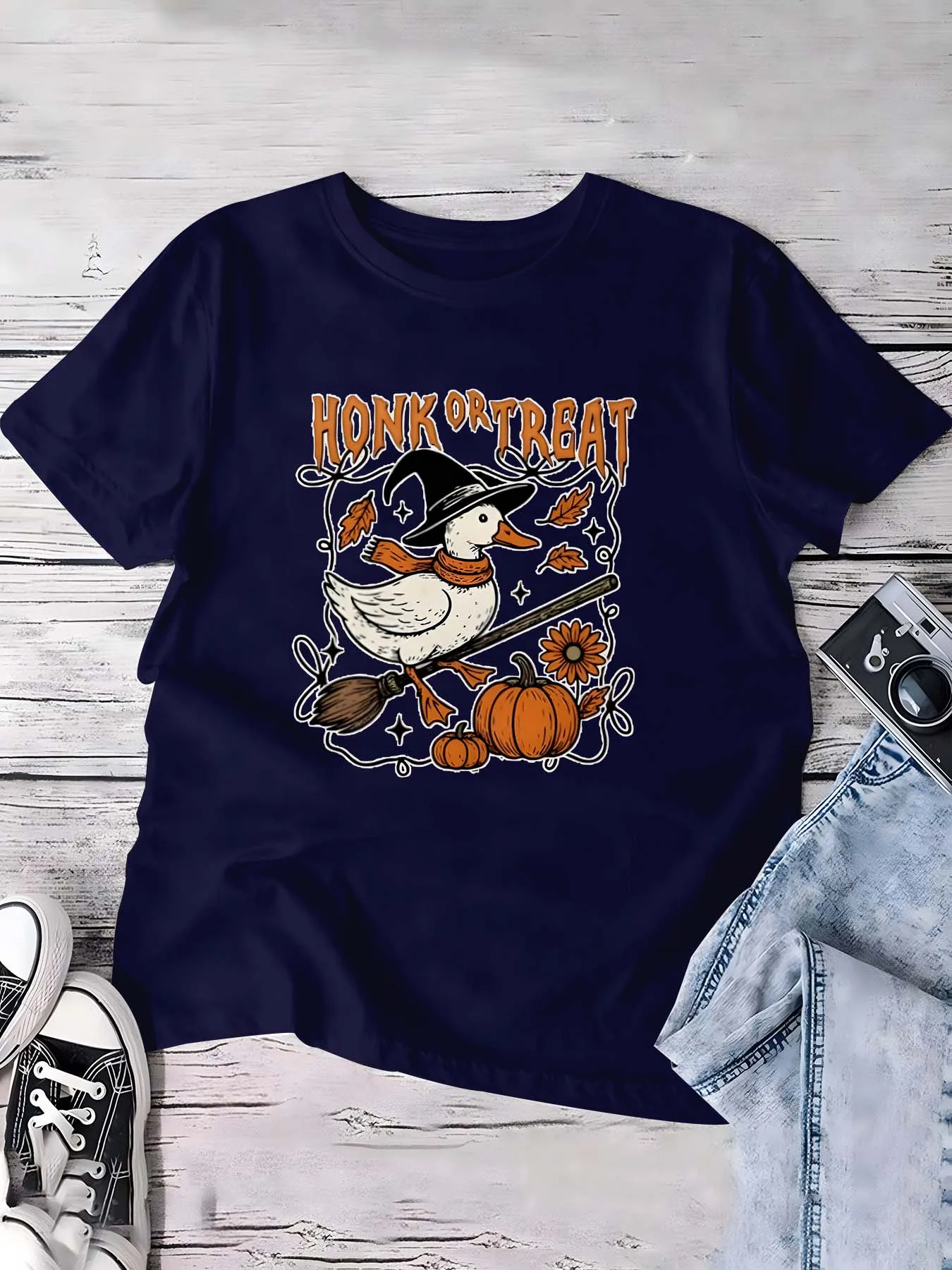 Plus Size Halloween Honk Or Treat Duck Graphic Top Merging Festive Witchy Duck Charm con elementi autunnali per un look giocoso