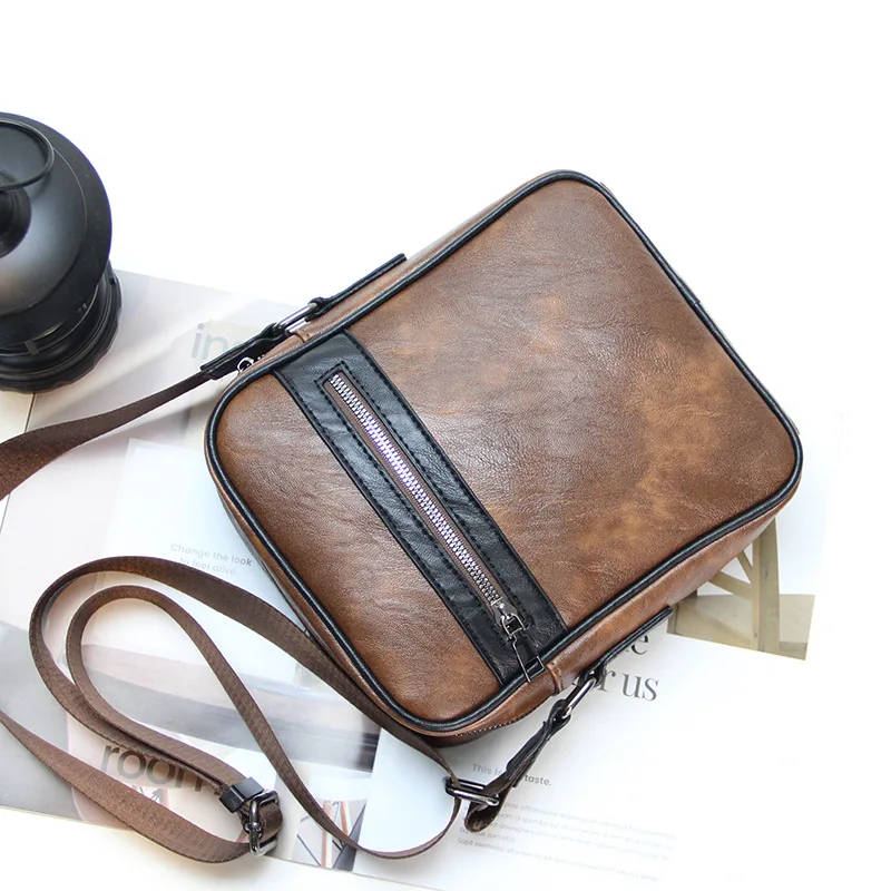 กระเป๋าสะพายข้างลำลองสำหรับผู้ชาย หนัง PU กระเป๋าสะพายไหล่สายกว้าง กระเป๋าสะพายทรงสี่เหลี่ยมเล็กแบบมีซิปสไตล์เรโทร