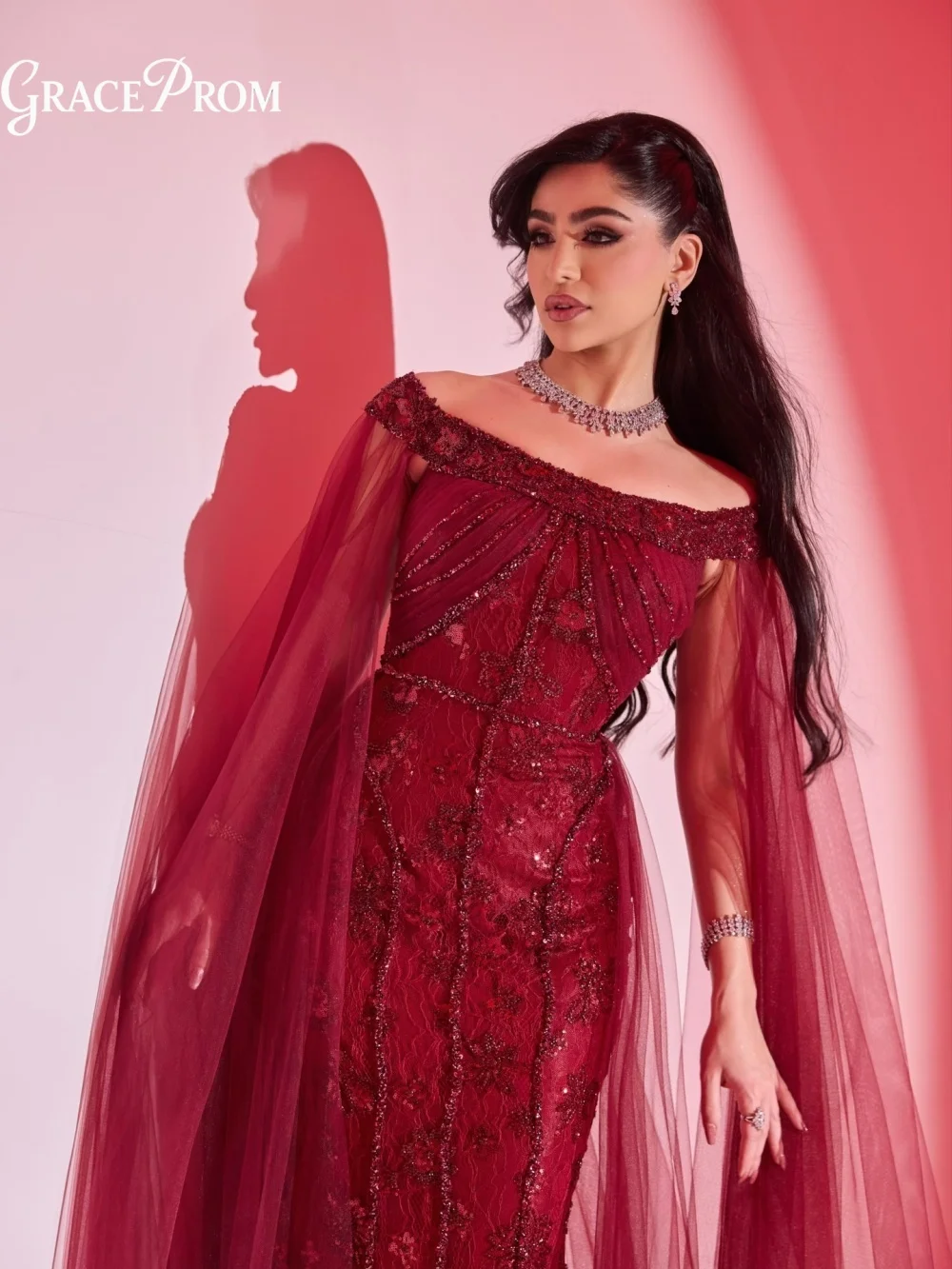 

Stunning Burgundy Off Shoulder Sequin Beaded Mermaid Evening Gown Flowing Tulle Cape For Wedding Guests Party Dress فساتين سهرة