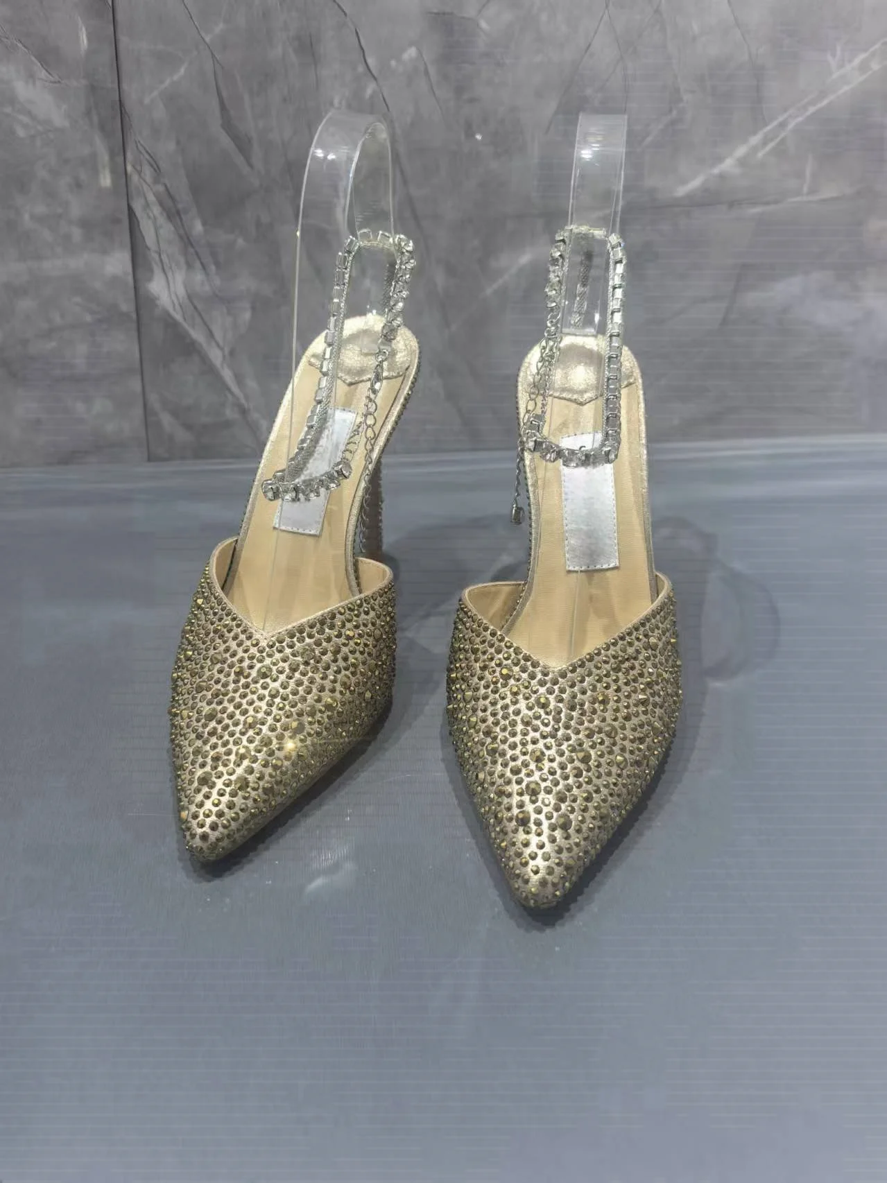 

Весна 2024, новые женские элегантные роскошные женские босоножки на высоком каблуке с пряжкой-цепочкой и острым носком на тонком каблуке, модельные туфли большого размера