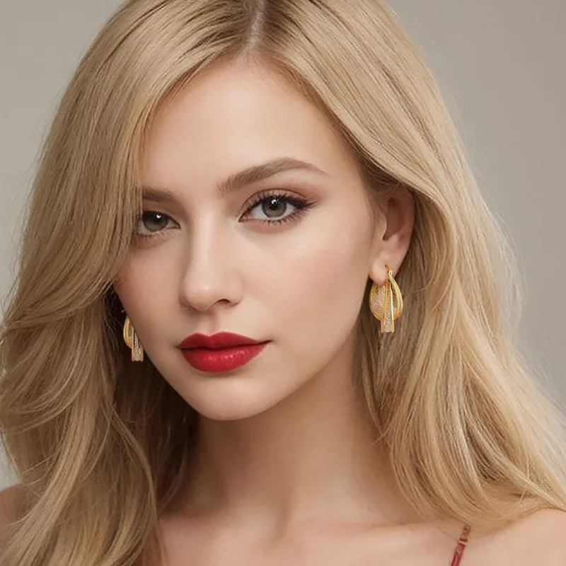 Elegant and fashionable earrings, light luxury, high-end sense, super flash crystal ear buckle, niche design sense, personalized