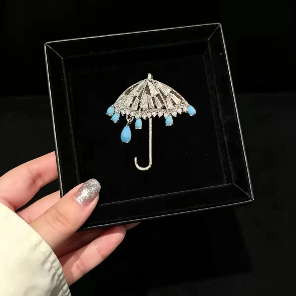 Cross border new creative high-end gold umbrella brooch, stylish and versatile suit jacket brooch