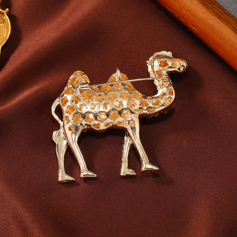 New Vintage Creative Rhinestone Cute Camel spilla Pin per donna uomo Suit Coat Animal spille accessori Party Jeweley Gifts