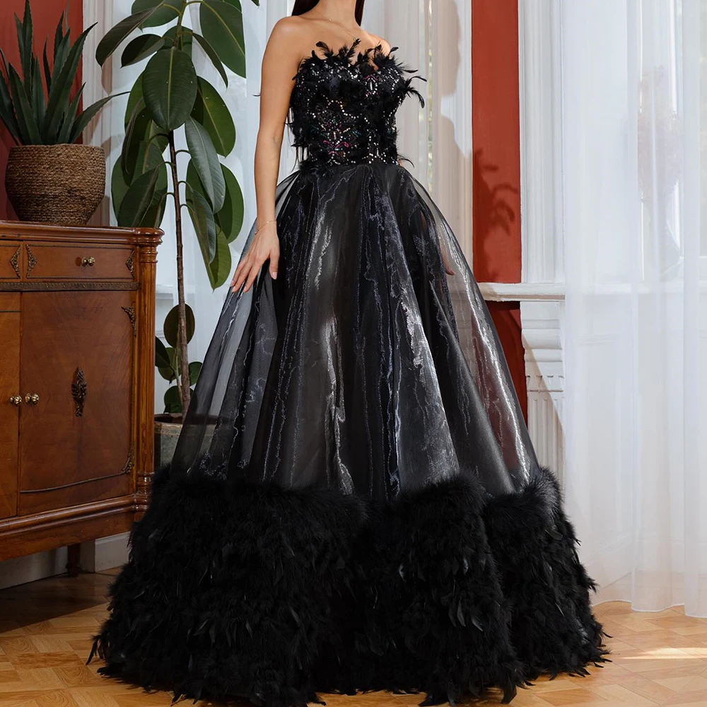 カスタマイズされた A ラインのイブニングドレス フロアレングス ストラップレス ノースリーブ プロムドレス ファッション フェザー クリスタル シンプル ドレープ パーティードレス