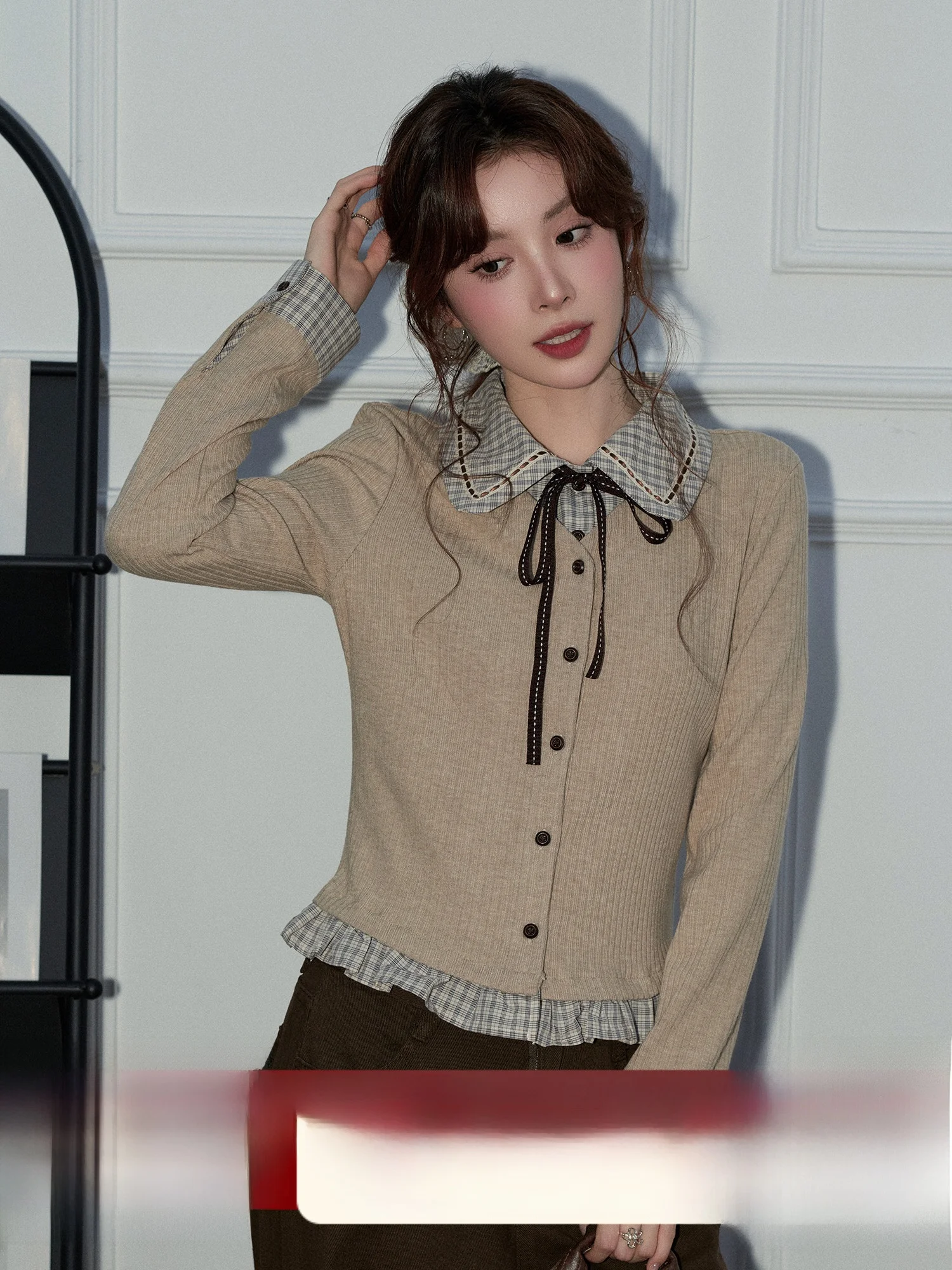 

Женский вязаный топ в клетку с длинными рукавами и декоративными элементами, дизайн с узлами и деревянными элементами, весенняя коллекция.