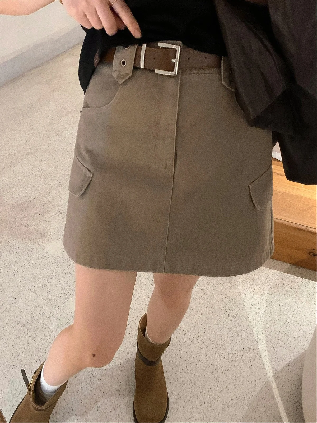 

Женская короткая юбка А-силуэта цвета хаки с завышенной талией, в рабочем стиле, стройнящая, весна 2026, новая модель, для офиса, корейская версия