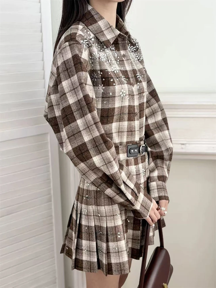 Wysokiej jakości nowy zestaw w kratę na co dzień dla kobiet na rok 2025, modna koszula z długim rękawem i kołnierzykiem polo lub uniwersalna spódnica z diamentowymi zdobieniami dla pań.