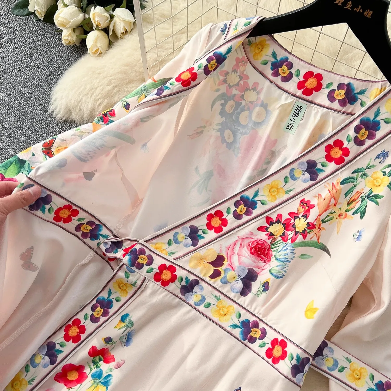 Gaun bunga Bohemian Retro musim gugur lengan lentera leher V silang liburan gaun jubah bertali Balut cetak Vintage pakaian Maxi