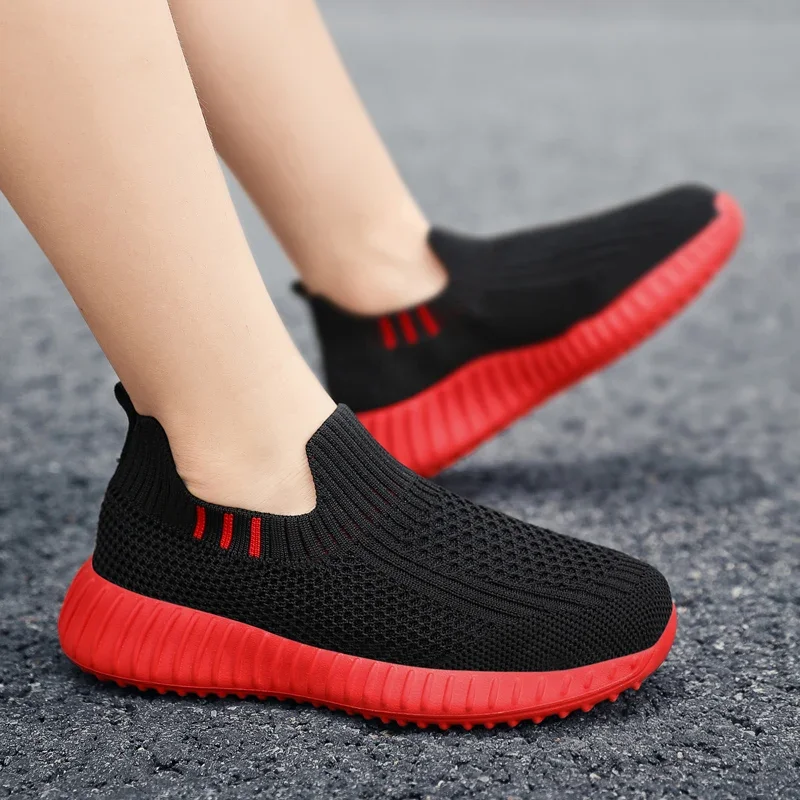 

Large-sized Casual Mesh Parent-child Outdoor Shoes with Convenient, Breathable, Ultra-light Sports Color-matching and Versatile