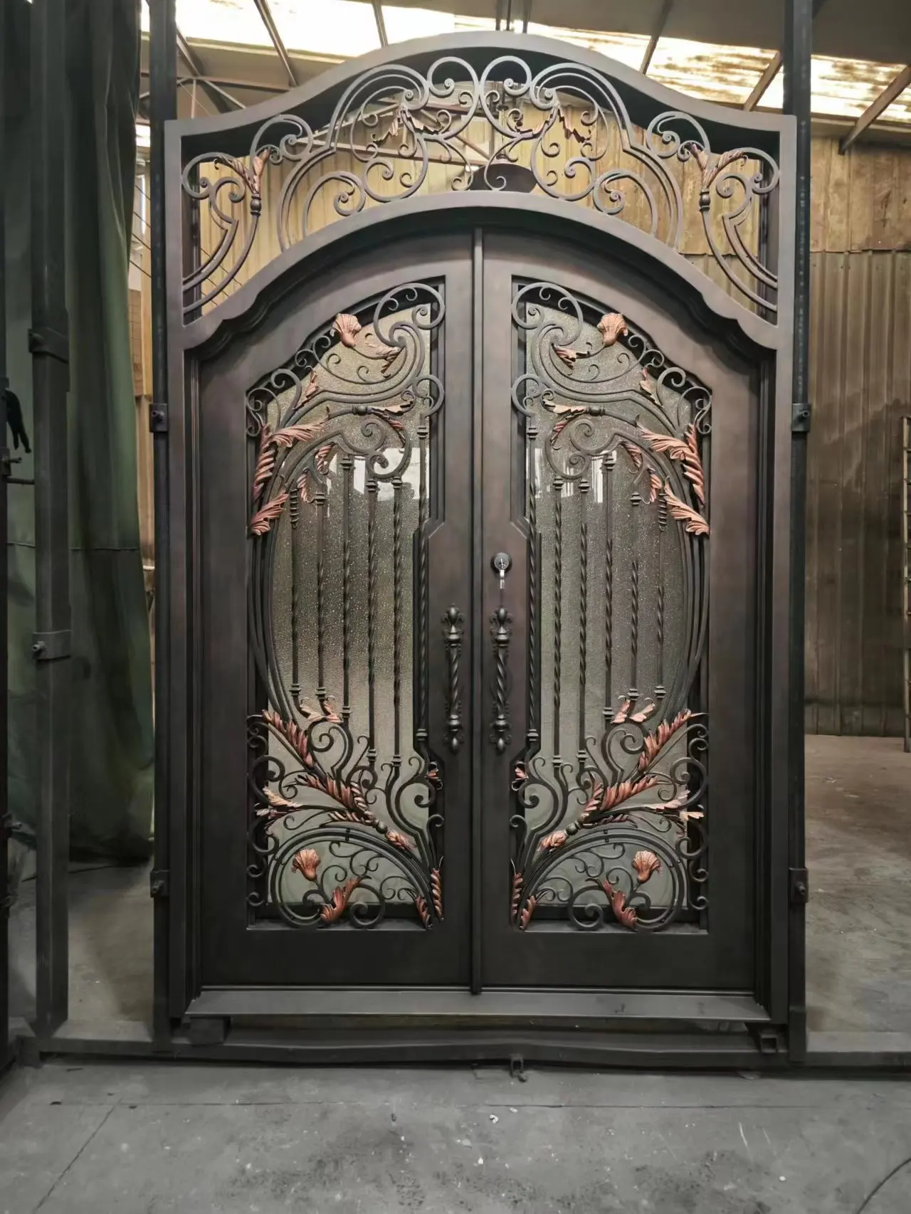 

Наружная кованая железная дверь, одностворчатая, с двойным слоем закаленного стекла, современный стиль, функция защиты от взлома, прочная конструкция.