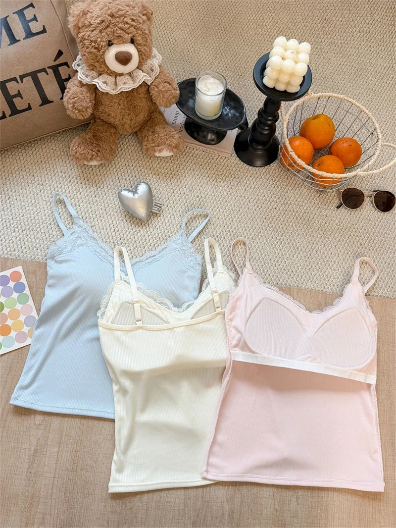 Spaghetti-Träger-Camisole 2026 Sommer Spitze Geripptes Damen-Tanktop mit integrierten BH-Pads, schmal geschnittenes Crop-Top für Innen- und Außenbekleidung – Detail 8