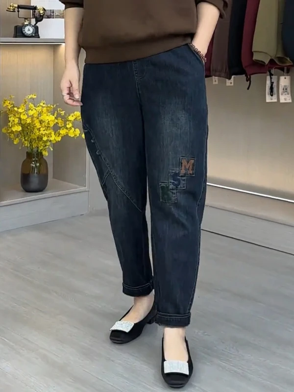 

Джинсы больших размеров, женские осенне-зимние модные лоскутные брюки с эластичной резинкой на талии, повседневные брюки Харлан с высокой талией и вышивкой, одежда R...