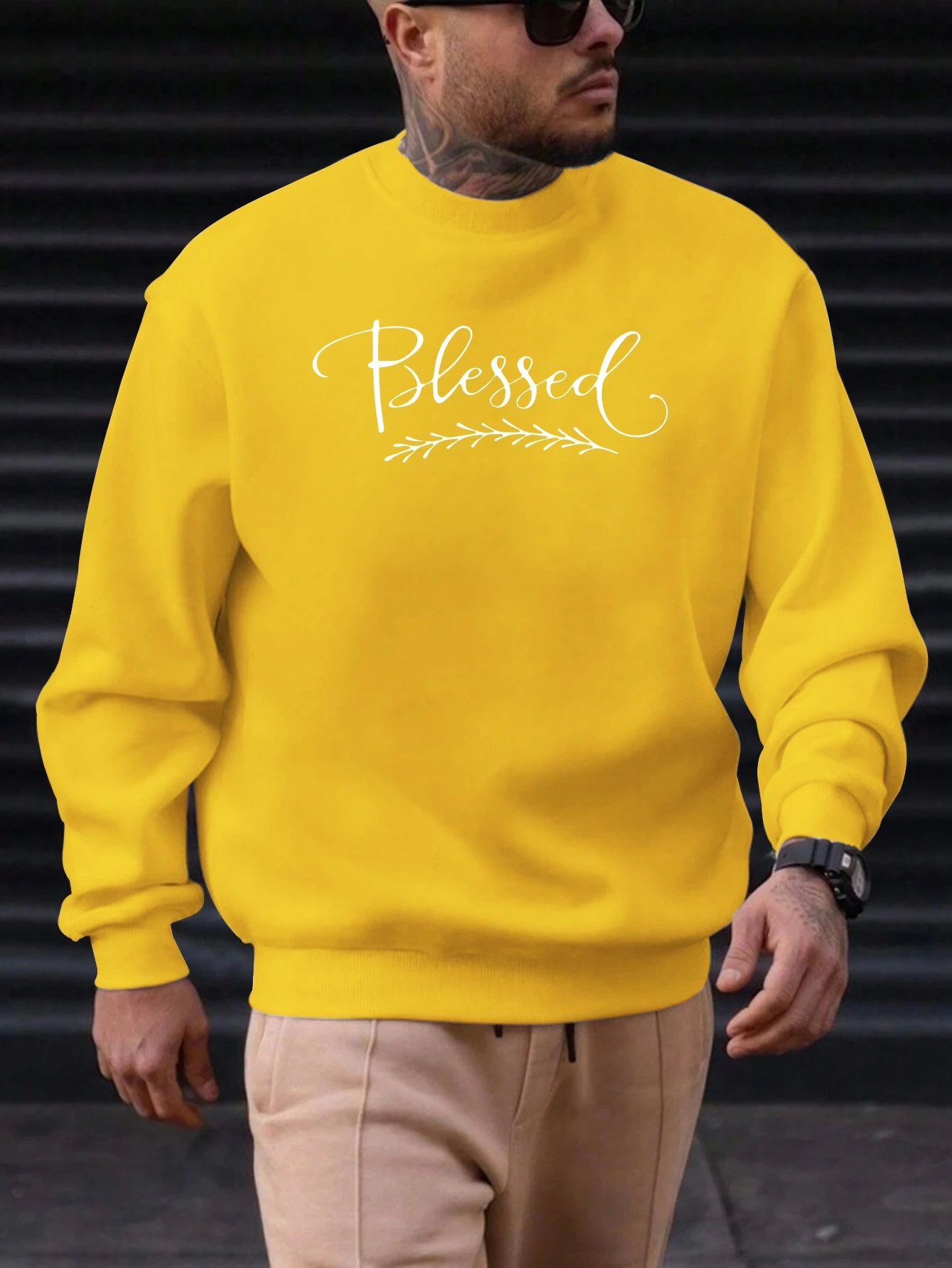 Sweater Crewneck Oversize Pria Terbaru Trendi Minimalis Elegan dengan Grafis Huruf Tulisan Tangan 'Blessed' Pakaian Kasual