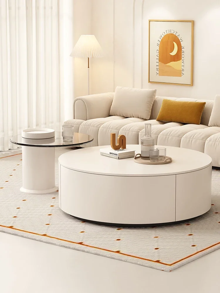 طاولة قهوة ذات بلاطة صخرية كريمية، غرفة معيشة بسيطة وحديثة، فاخرة منزلية خفيفة، خزانة تلفزيون حمراء صافية