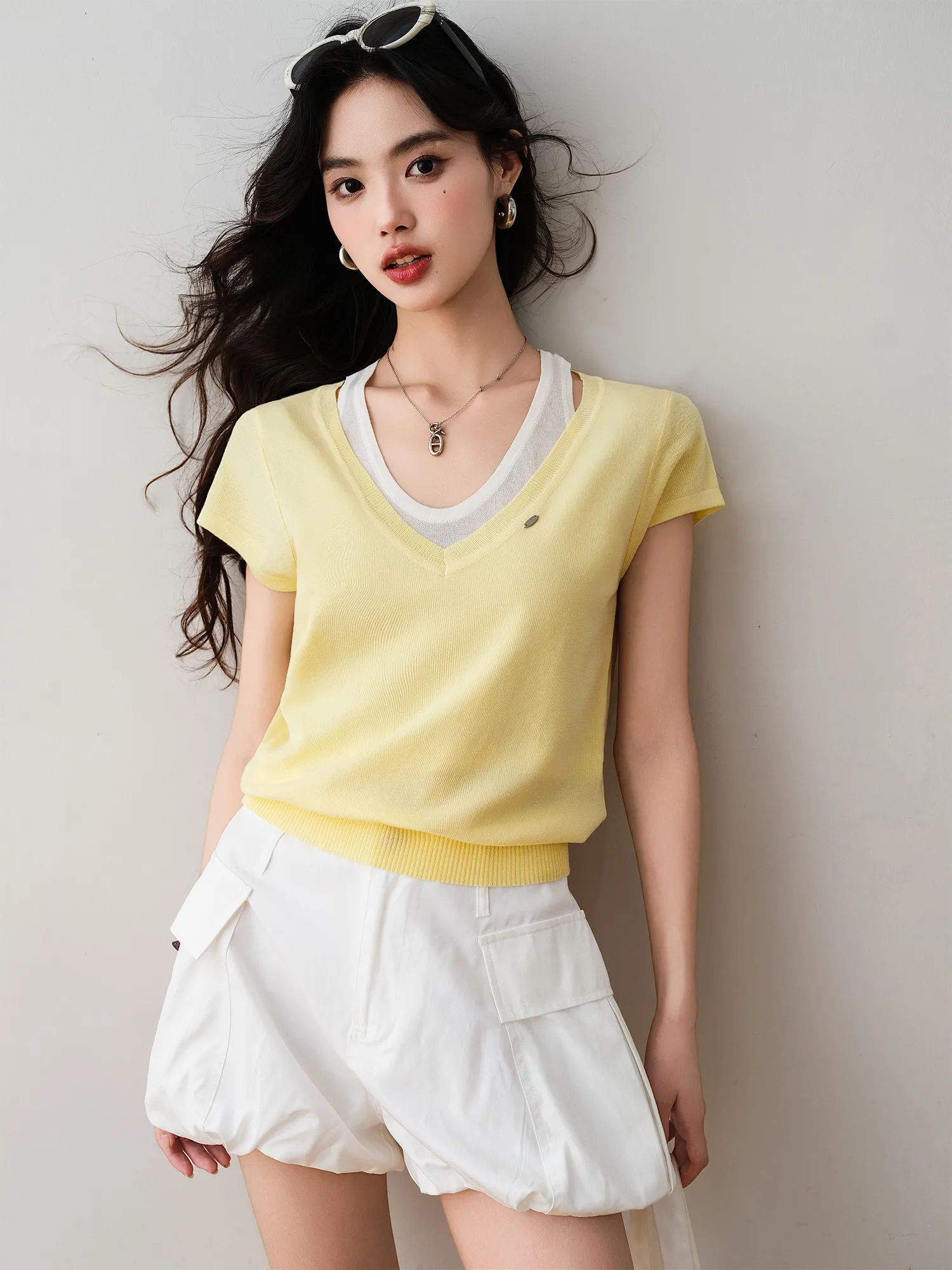 

Новая летняя женская трикотажная футболка с V-образным вырезом, имитация двухслойности, с цветными блоками, приталенная, с эффектом стройности