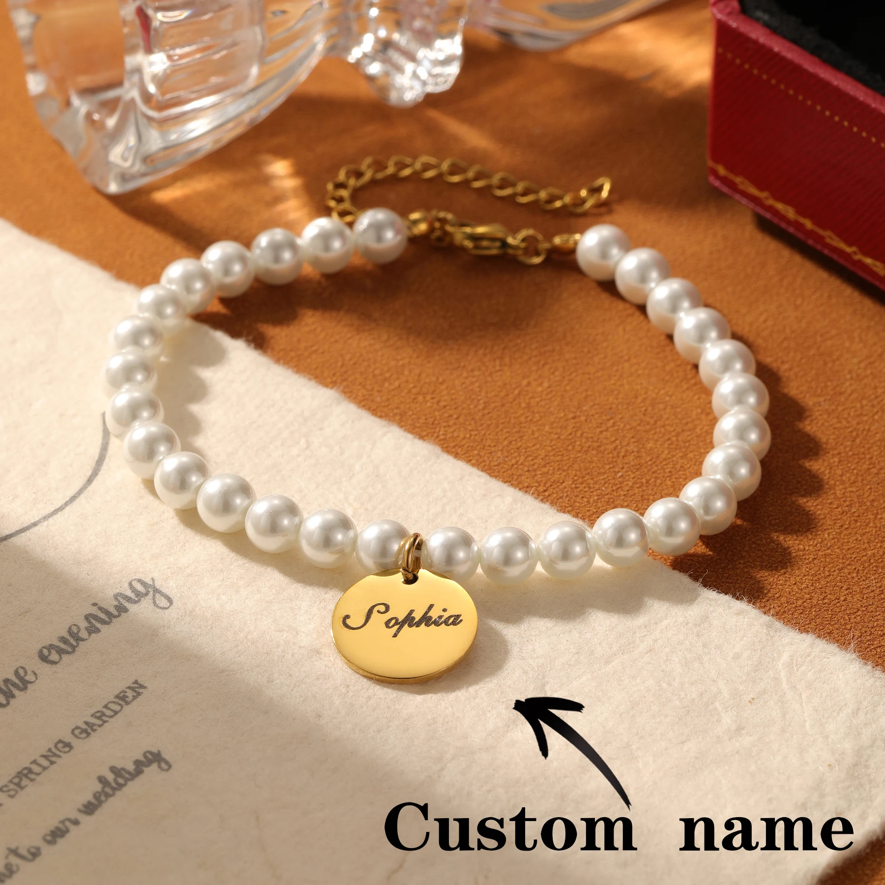 

Жемчужный браслет с индивидуальным именем, позолоченная круглая табличка с именем, персонализированные ювелирные изделия с гравировкой, элегантный подарок для женщин и девочек, винтажный стиль