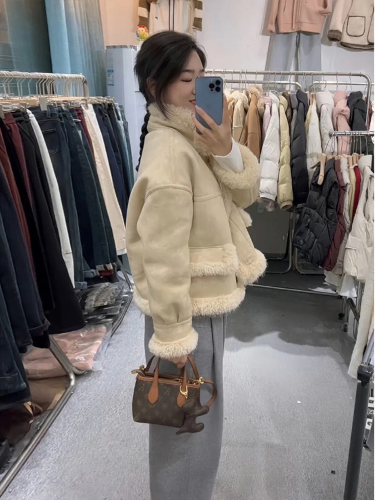 

Sli Lamb Fur Coat Женская модная зимняя новая верхняя одежда в стиле ретро из полиэфирного волокна Long Sve Regular Fit на пуговицах Clo...