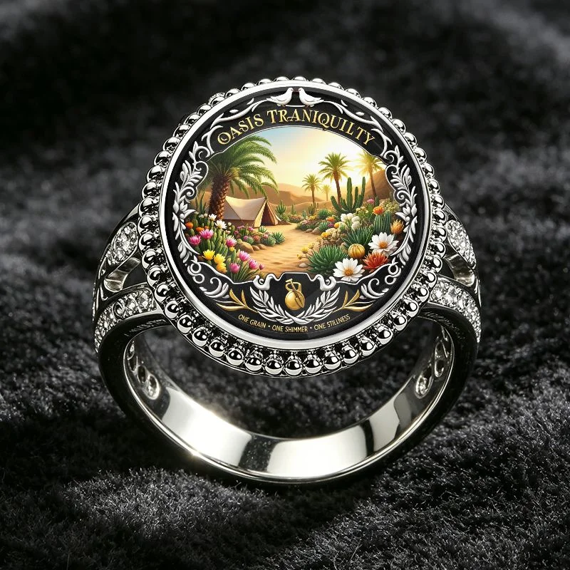 Anillo elegante con una serena escena de oasis del desierto con palmeras y flores silvestres, estilo vintage con borde negro ornamentado y filigrana dorada, diseño bohemio chic e inspirado en la naturaleza, ideal para yoga, meditación o como un regalo significativo.