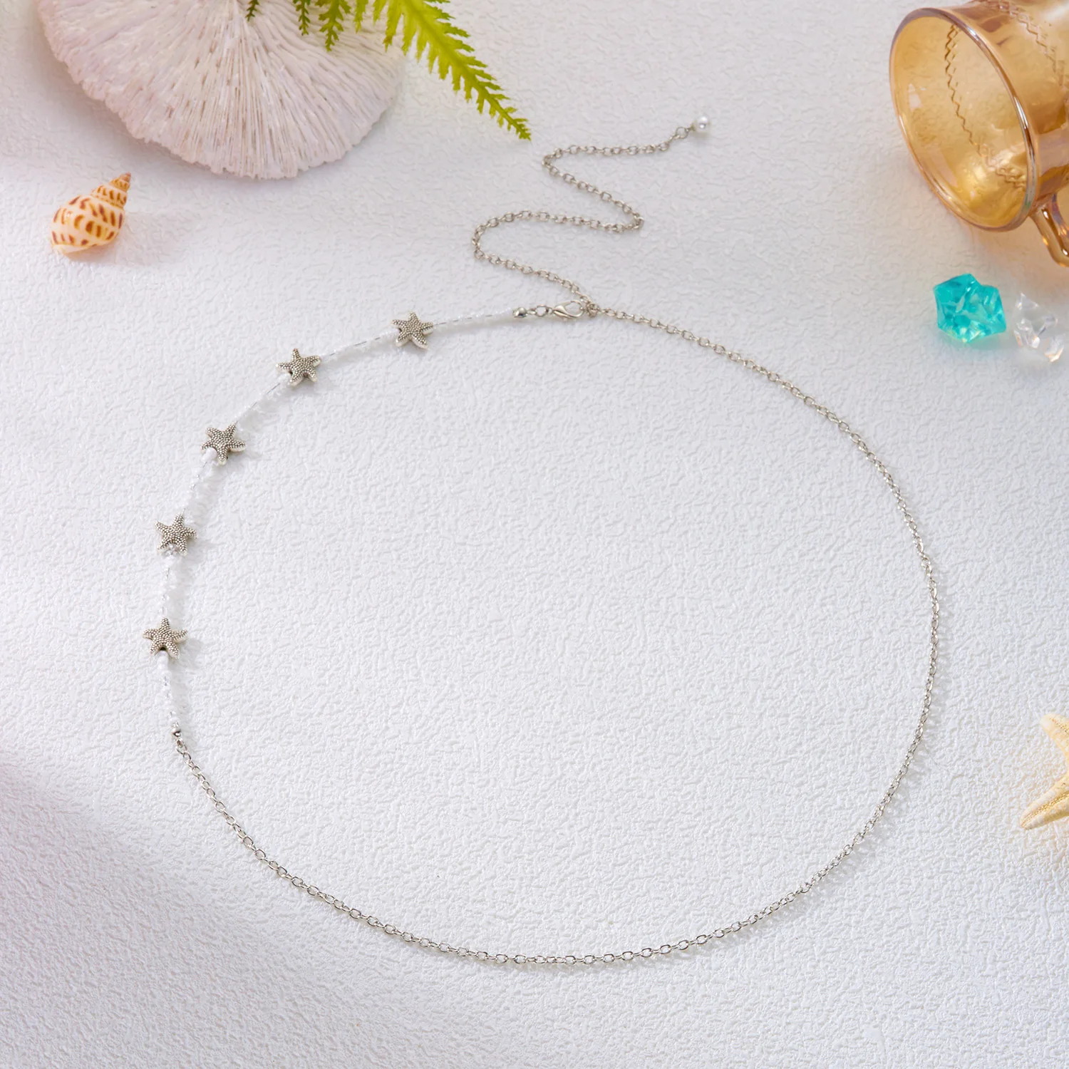 Minimalistische silberfarbene Seestern-Taillenkette für Damen mit weißen Perlen und Muschel-Spleißelementen – Sommer-Strand-Körperschmuck – Detail 4