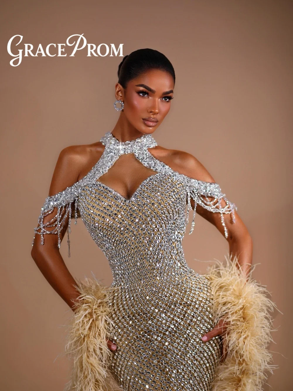

GraceProm Glamorous Halter-Neck Evening Dress Cutout Carpet Gown Stylish Feather Trim Floor-Length Party Gown robes de soirée