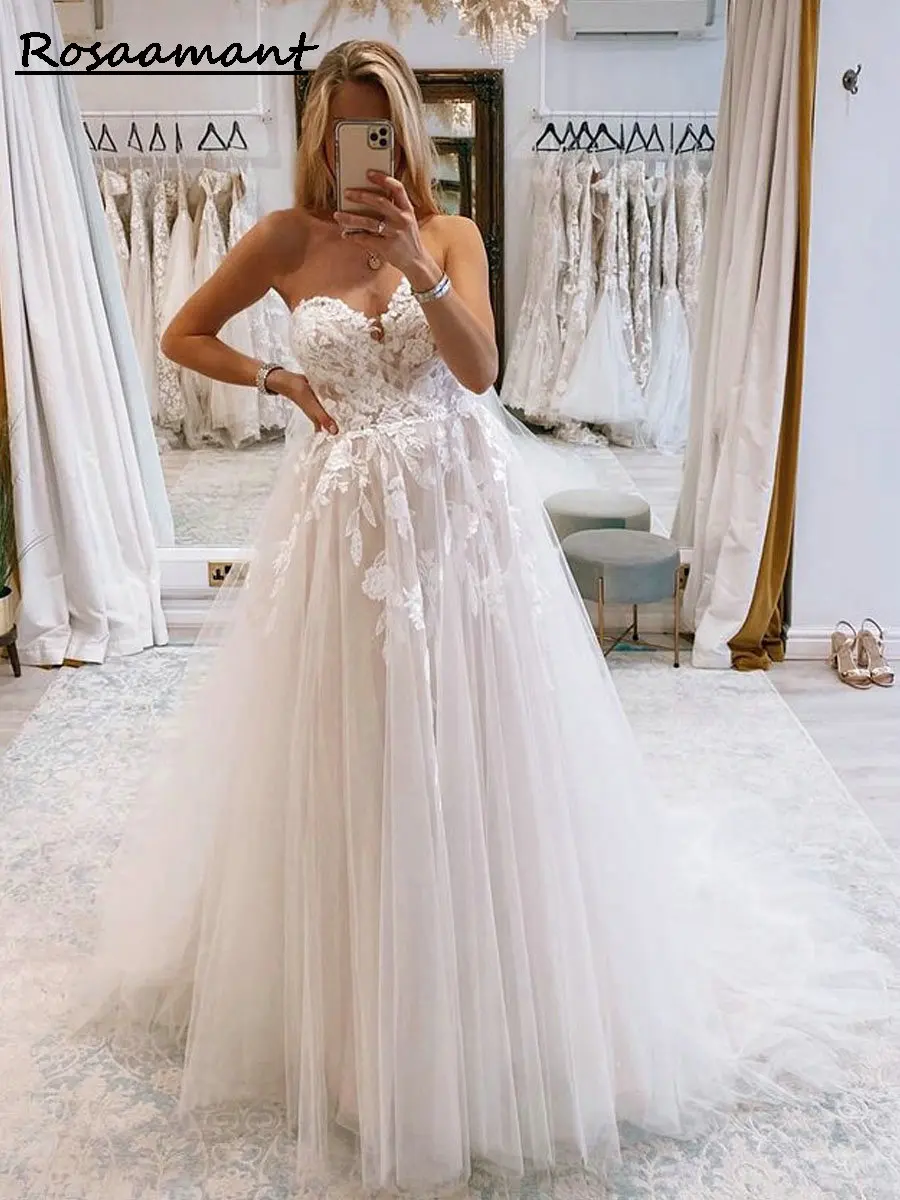 Vestido de novia sin tirantes con apliques de encaje