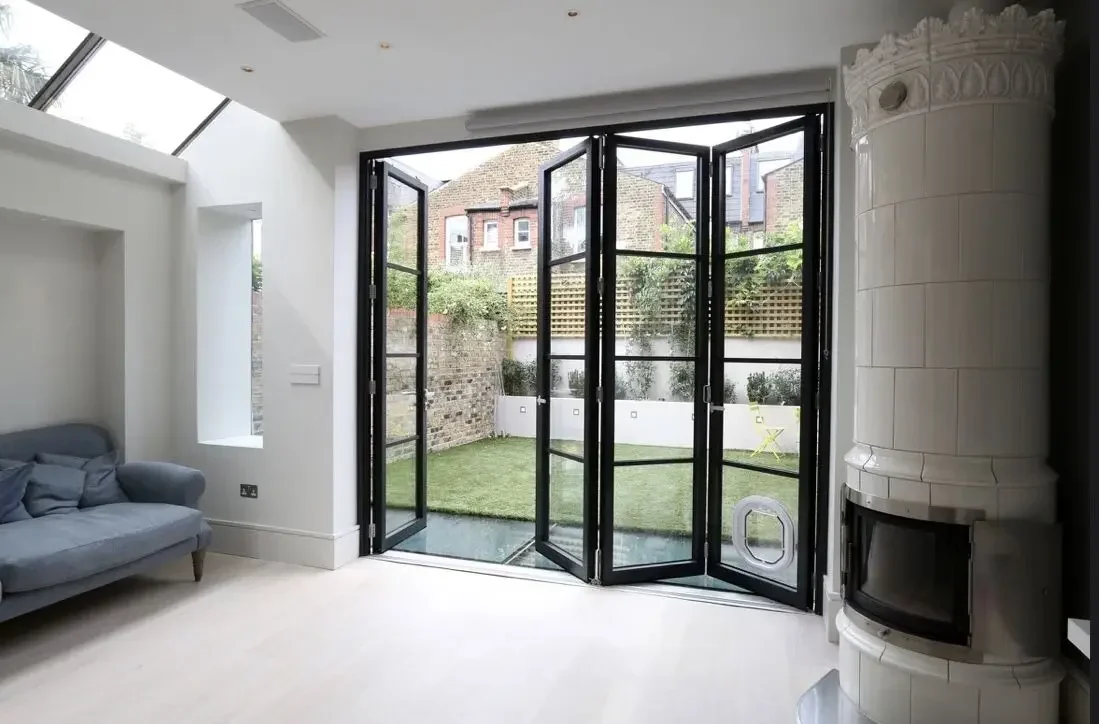 Porte pieghevoli con cornice in alluminio Rivestimento in polvere Porta da patio in vetro temperato Porta a fisarmonica bifold per interni impermeabili