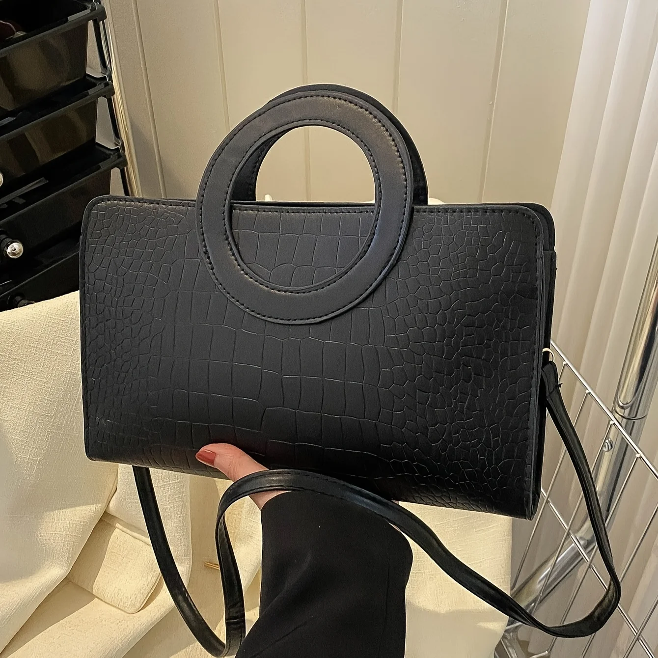 

Black Crocodile Print Large Capacity Fashion Handbag - Stylish Shoulder & Purse with Rounded Handles for Women