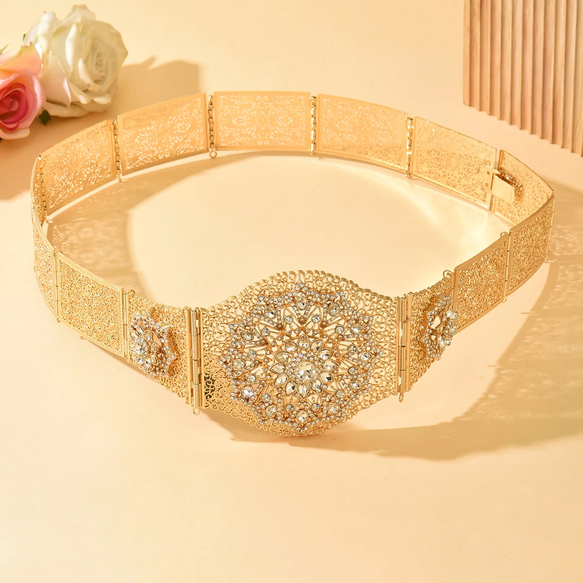 حزام خصر الزفاف على طراز Wthnic في الشرق الأوسط مع زخارف كريستالية إكسسوار زفاف فاخر لصور ظلية الزفاف الأنيقة