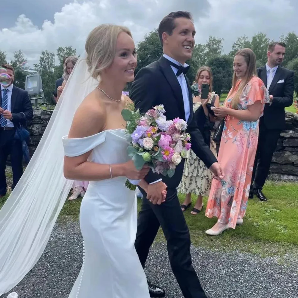 優雅なオフショルダーのドレープウェディングドレス サイドスプリット カントリーブライドガウン ホワイトサテンコルセット ベスティドス・デ・ノビア