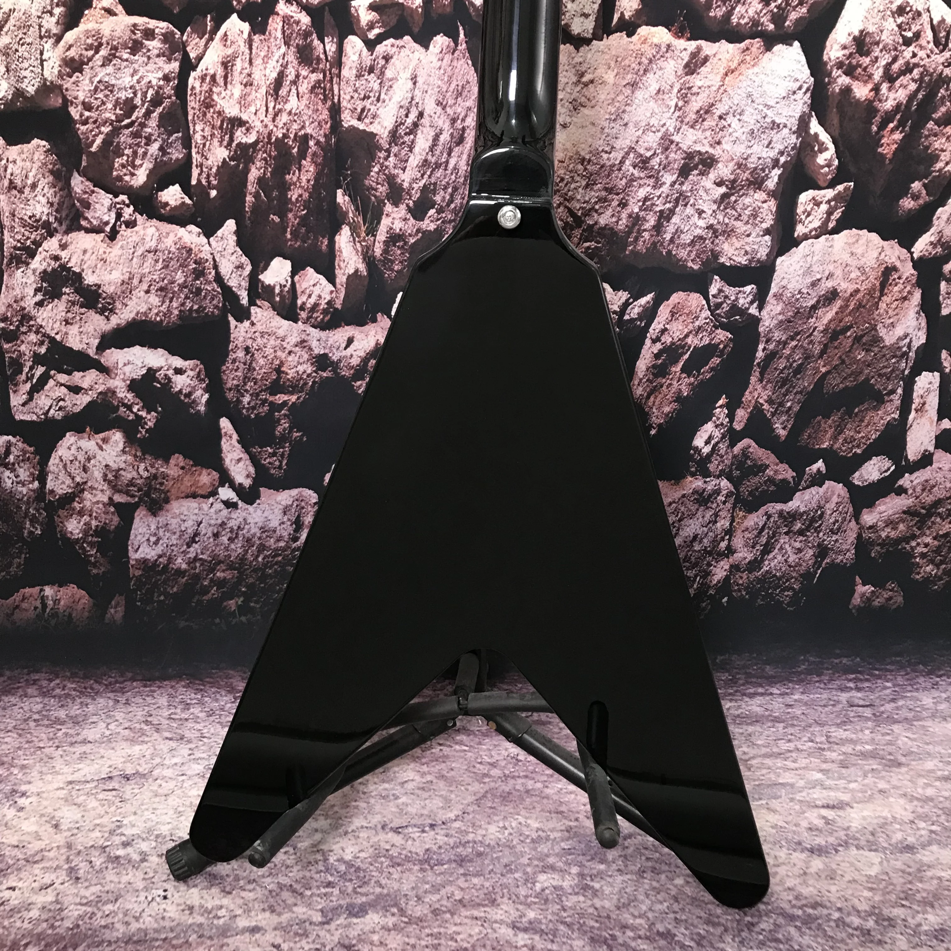 جيتار كهربائي مخصص من المصنع Flying V لون أسود نقطة تطعيم لوحة أصابع خشب الورد جودة عالية وسعر منخفض