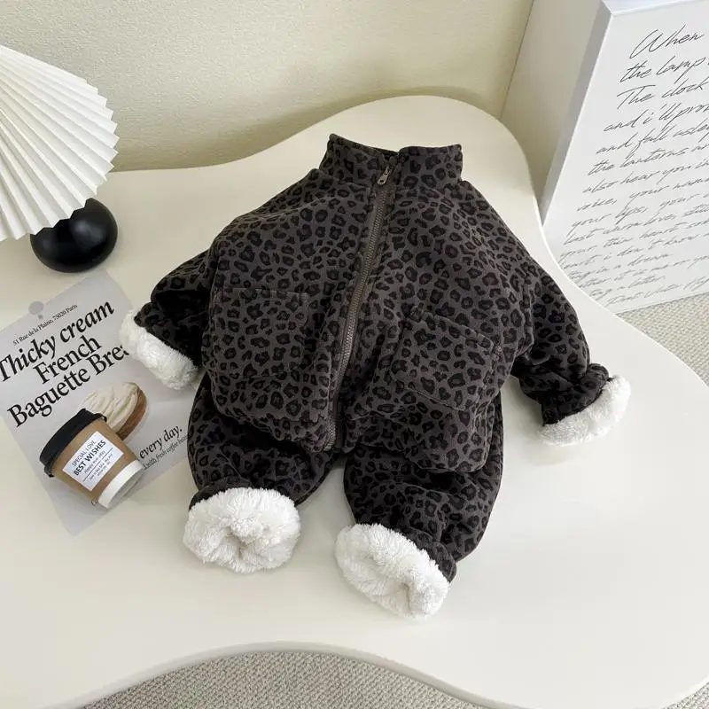 New winter collection: fashionable and trendy leopard-print fleece-lined and thickened two-piece set for boys and girls, keeping