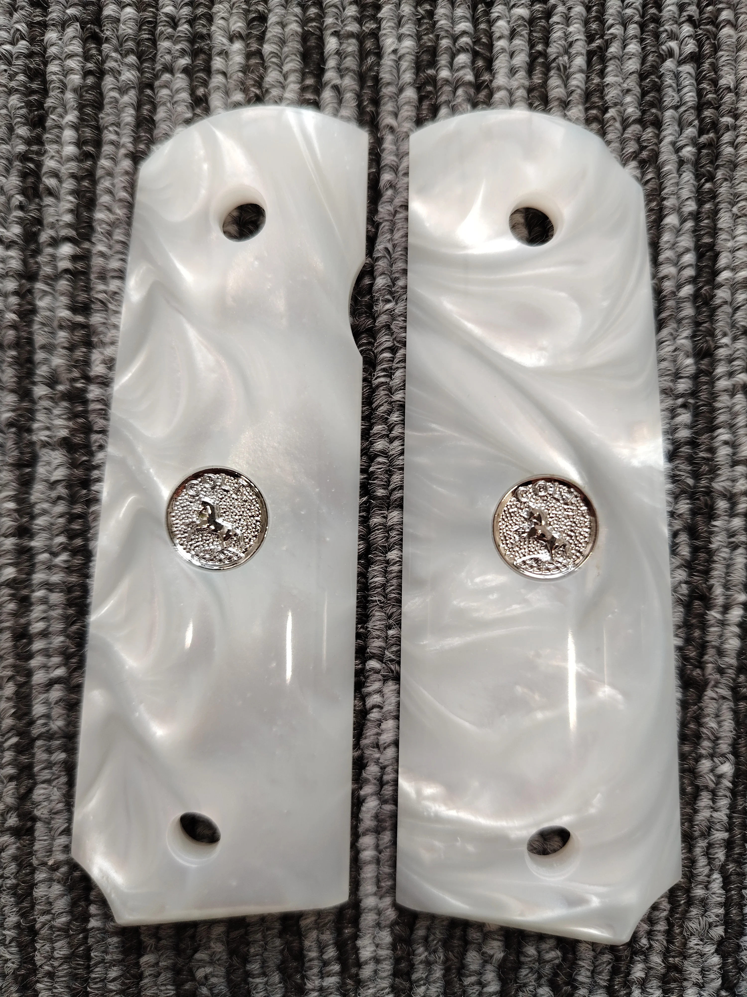 1911 Grips Full Size, White Pearl Silver Colt Medallion, geschikt voor Colt, Kimber, Springfield, Remington, Rock Island, Government Commander