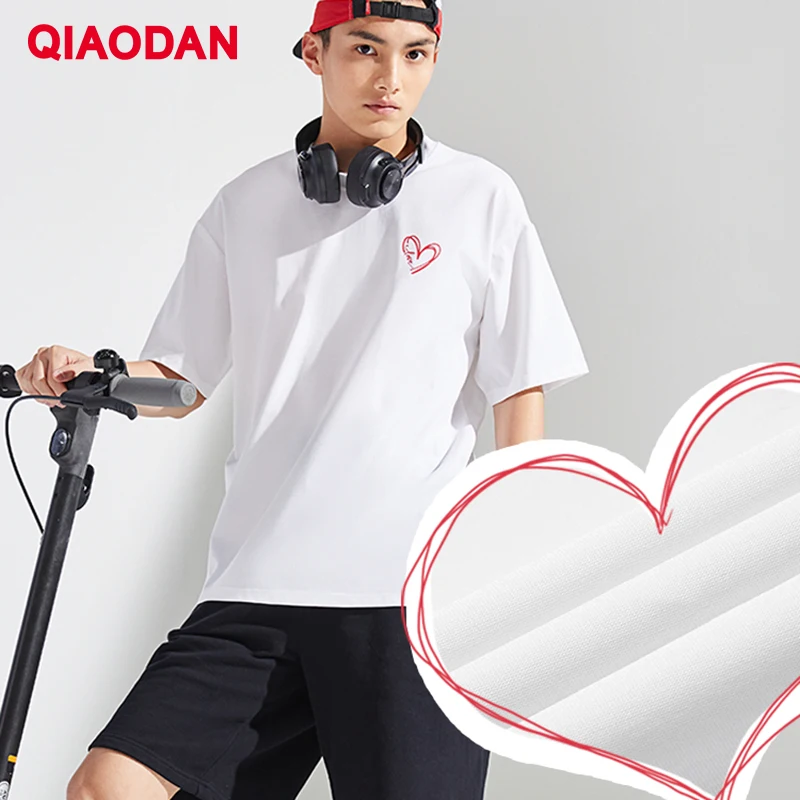 QIAODAN الرجال الجافة تي شيرت مجسم 2025 الصيف متماسكة تنفس يمكن ارتداؤها خفيفة الوزن نمط غير رسمي الطباعة البلوز العلوي XHS23231525