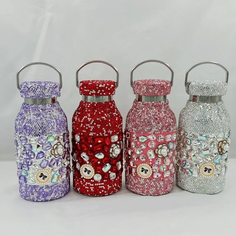 قوارير مفرغة محمولة معزولة بحجر الراين المتلألئة مع كوب ماء بسلسلة من اللؤلؤ وكوب من الفولاذ المقاوم للصدأ