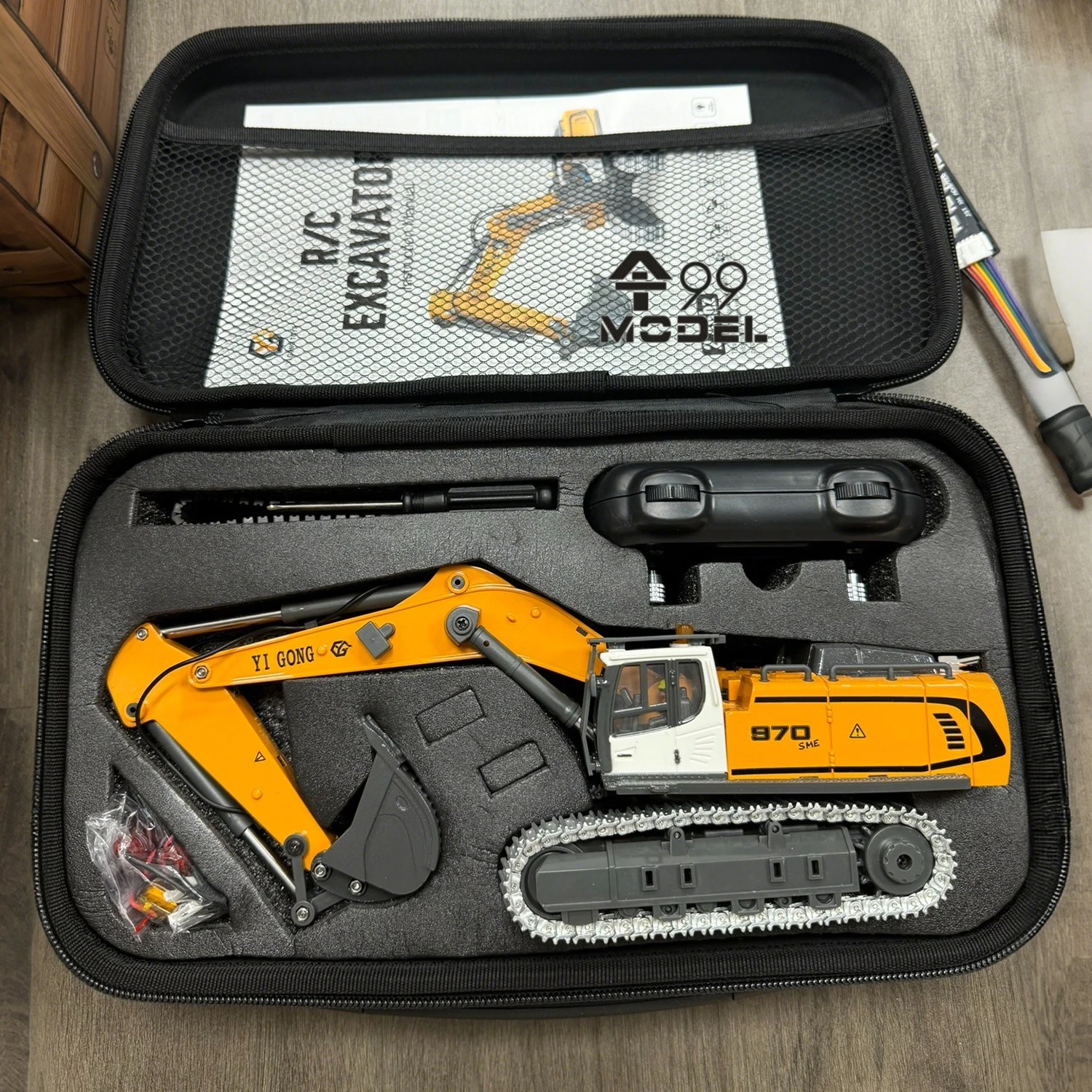 1/50 حفارة RC صغيرة 520 970 حفارة محاكاة كهربائية سطح المكتب RC سيارة لعبة الميكانيكية لودر أطفال بالريموت كنترول المتحمسين هدية