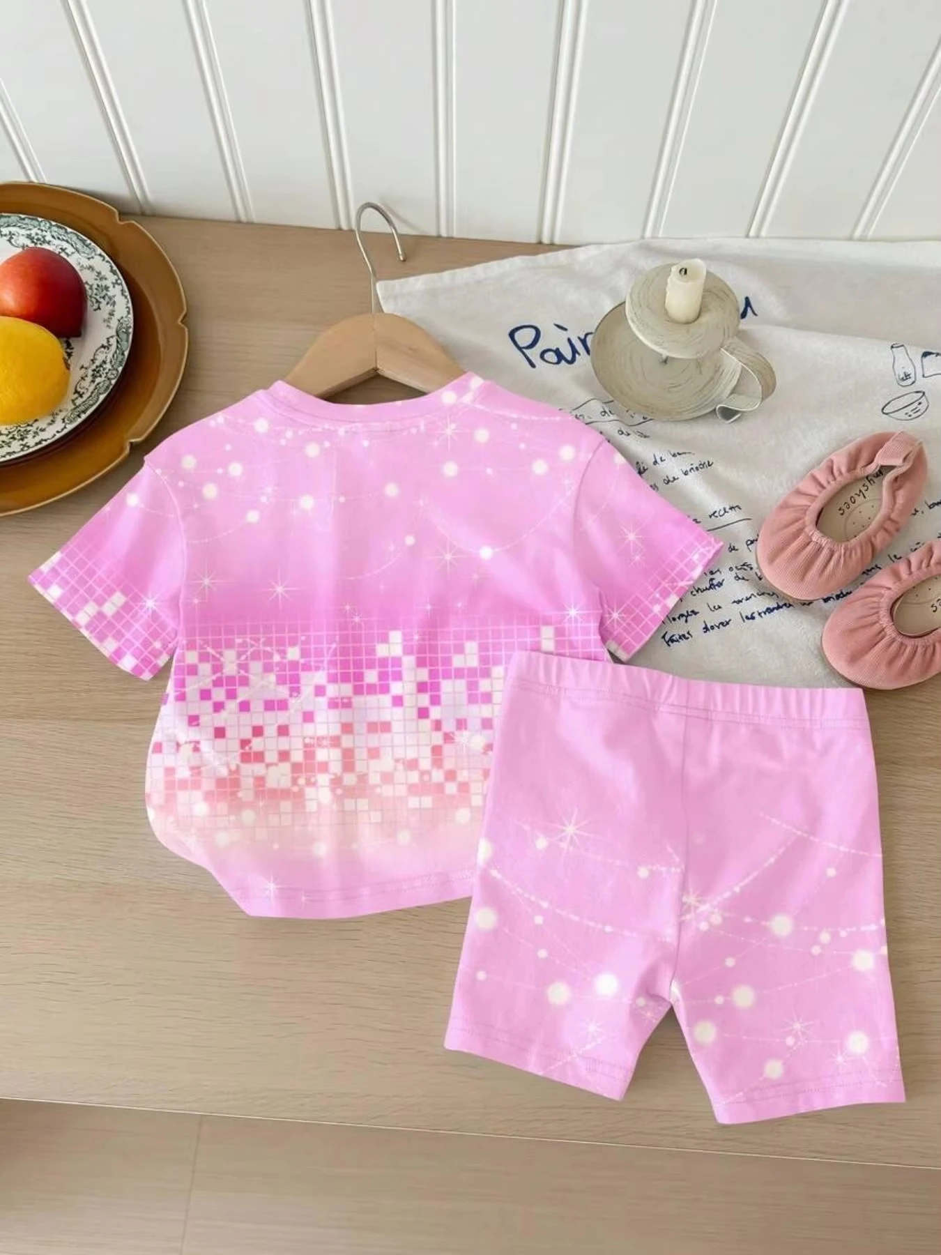 Girls' Pink Short-Sleeve & Shorts Set Featuring an Allover Print of Sparkling Hearts, Stars, and Korean-Style Cartoons—A Sweet