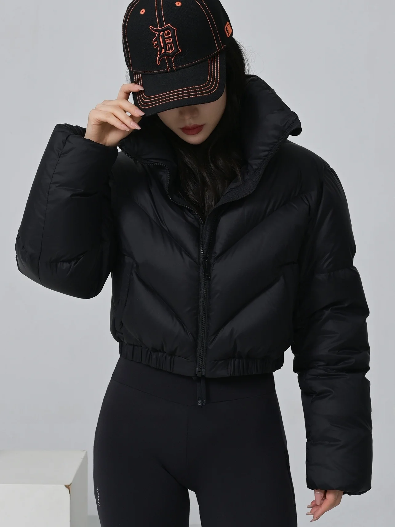 

Оригинальный дизайн, зимняя модная куртка для города, черная, с длинными рукавами, воротником-стойкой, женская пуховая куртка из теплой ткани с эффектом памяти, нейлон