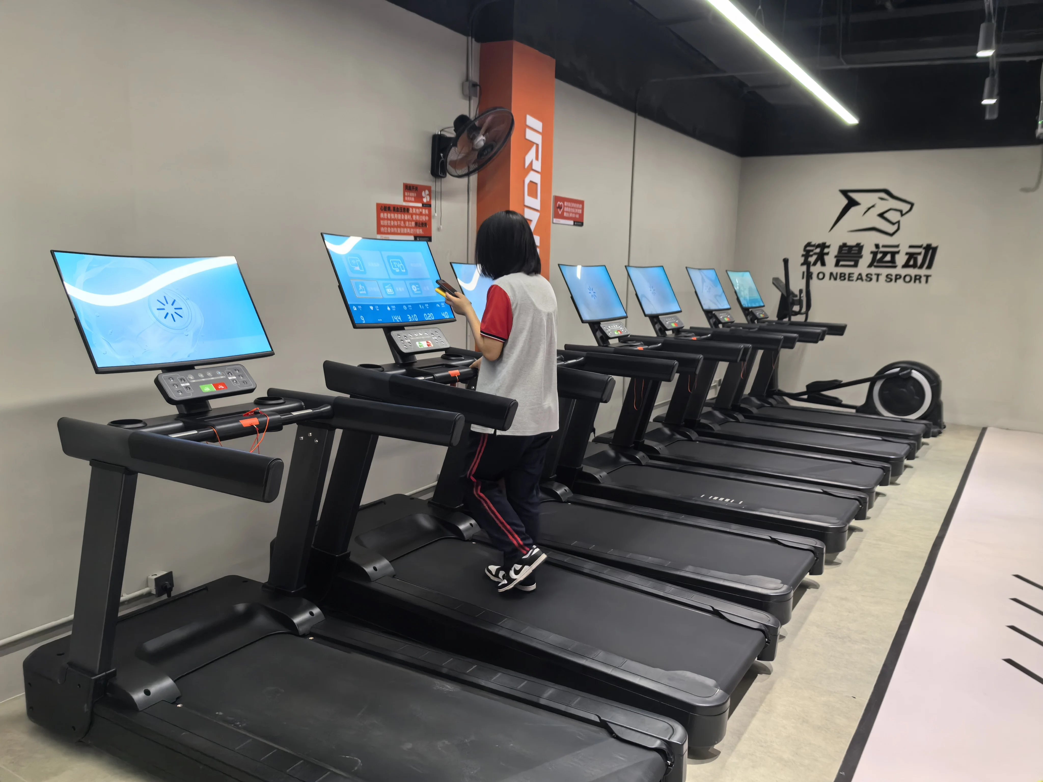 Indoor Gym Machine Electric Fitness Equipment LED Screen Heart Rate Shock-Absorbing Curved Screen Treadmill for Home Use
