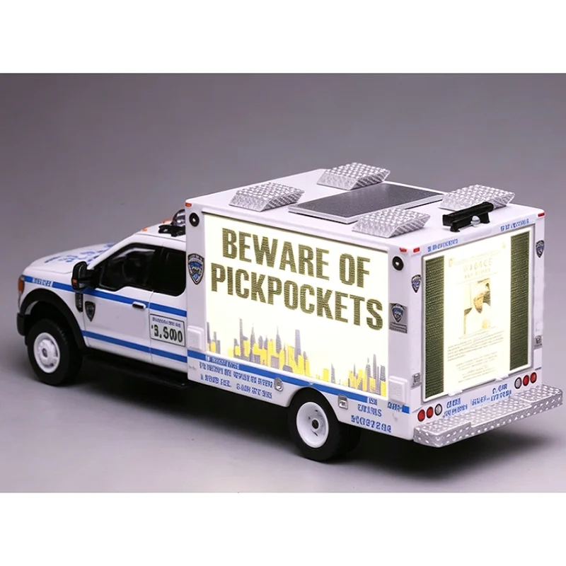 596 1/64 Scale E450 Ambulance F-550 F550 Super Duty Crime Stoppers Mobile Public Safety Vehicle Alloy Collectible Model