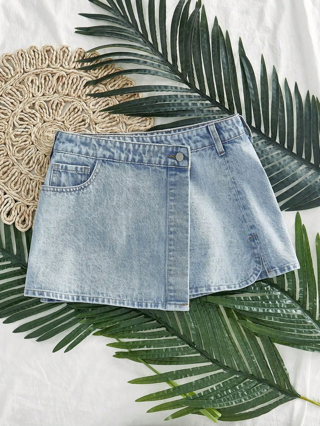 تنورة قصيرة من الدنيم الفاتح بتصميم ملفوف غير متماثل