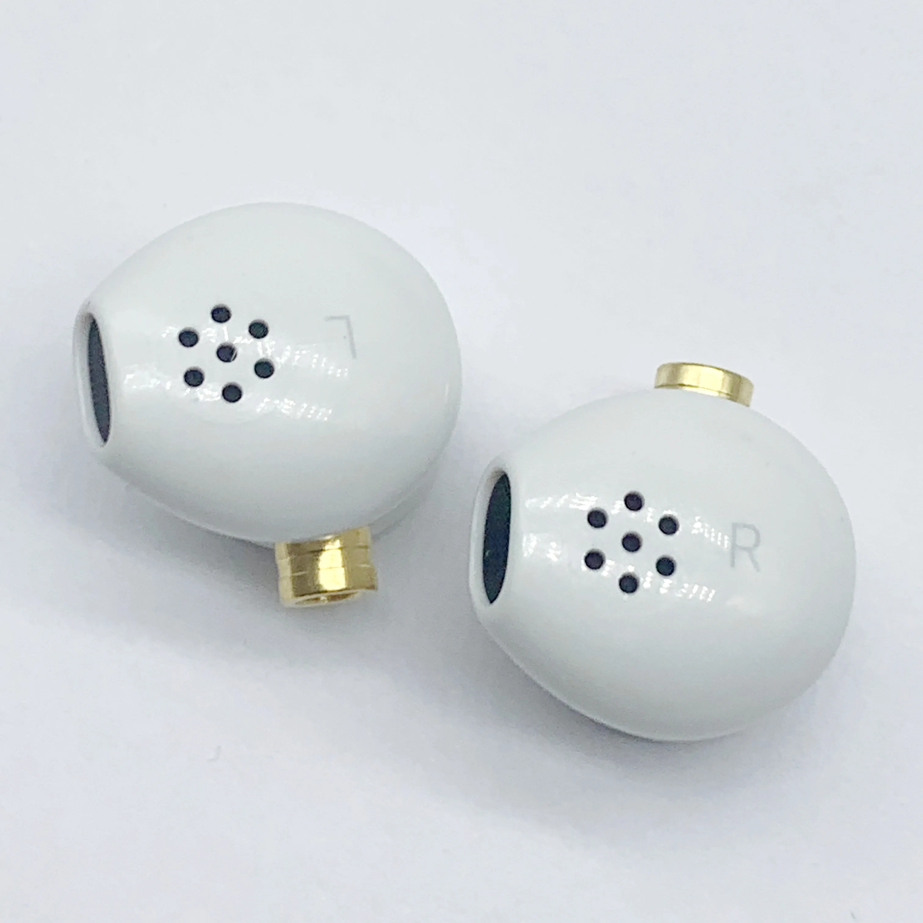 Semi-in-ear earphone plug-in design MMCX pluggable