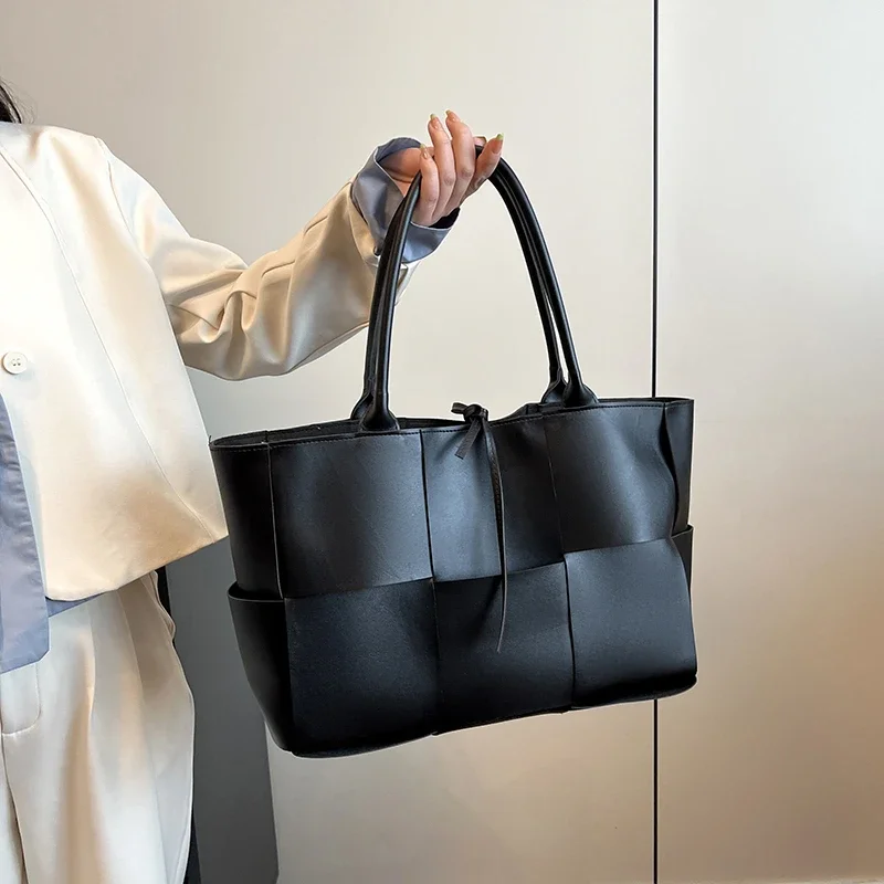 

Chic And Popular Leather Shoulder Bag For Ladies - From Famous Designer With Comfortable Shoulder Strap