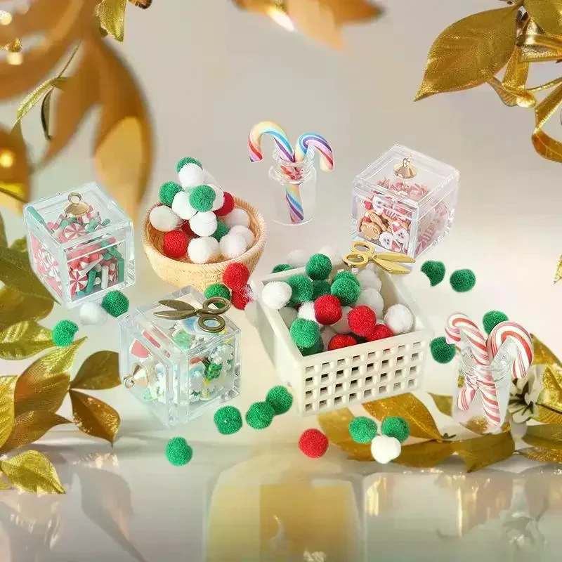 Set di scatole per casa delle bambole con scene natalizie fai-da-te: include decorazioni fatte a mano con bastoncini di zucchero, forbici e cestini.