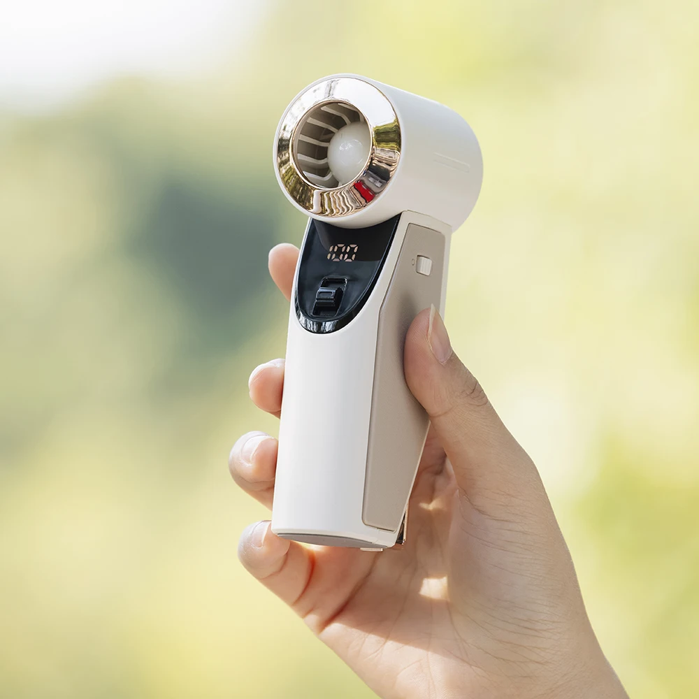 

2025 Новый высокоскоростной USB-перезаряжаемый вентилятор с цифровым дисплеем, портативный 100-скоростной мини-турбо с высоким ветром для лета, уличный портативный вентилятор