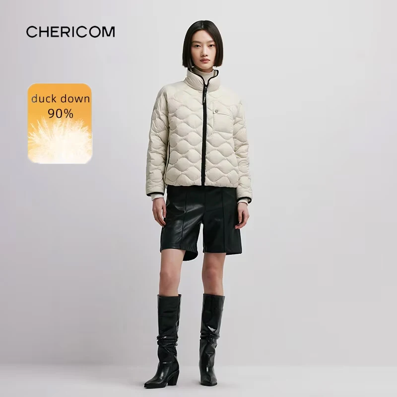 Damska lekka kurtka puchowa Chericom, ciepła, luźna, krótka, z stójką, casualowa, lekka, z wzorem w romby, model Y298003Y, rok 2025.