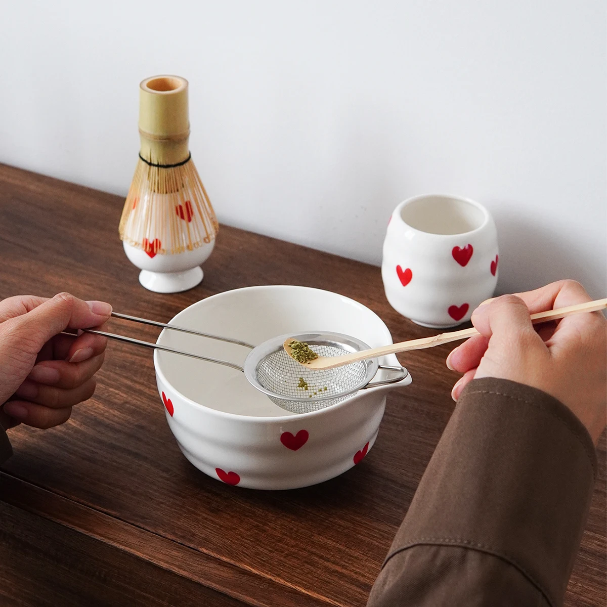 2Pcs/3Pcs Ceramic Heart-Shaped Matcha Bowl Set, Ceramic Bowl with Spout, Matcha Whisk Holder, Ceramic Tea Cup, High Aesthetic Appeal with Heart Print, Tea Making Tools, Suitable for Matcha Enthusiasts, Gift Idea