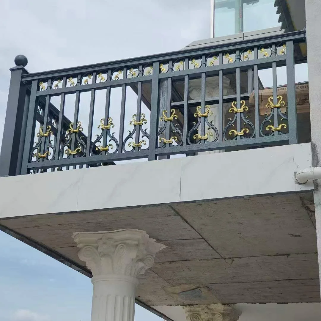 تصميم درابزين من الألومنيوم مخصص لدرابزين سطح درج الشرفة بارتفاع 6 أقدام مع خشب معالج بالضغط الطبيعي