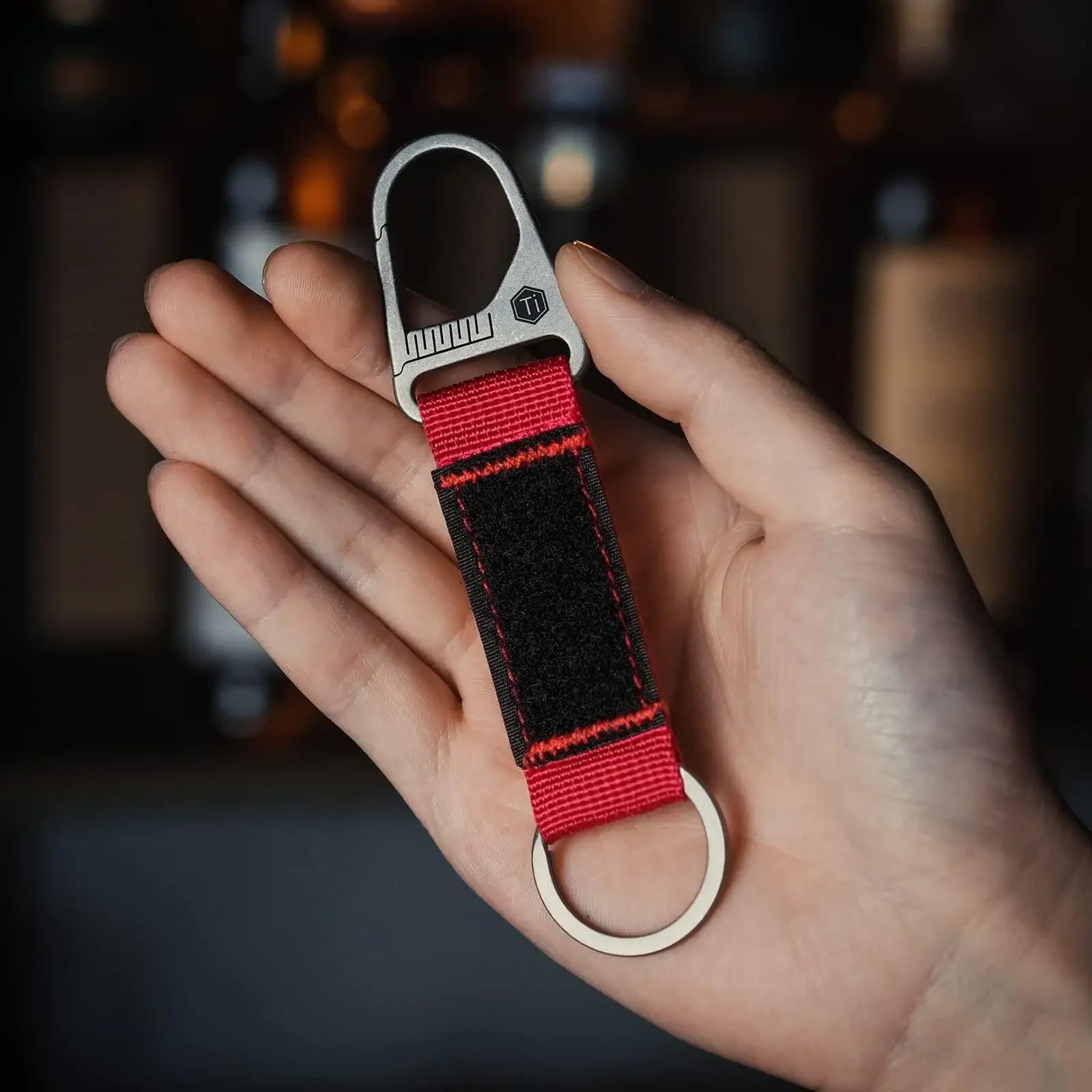 

Брелок-карабин KeyUnity KB01 из титана с нейлоновой стропой и креплением Molle с панелью на липучке для нашивок
