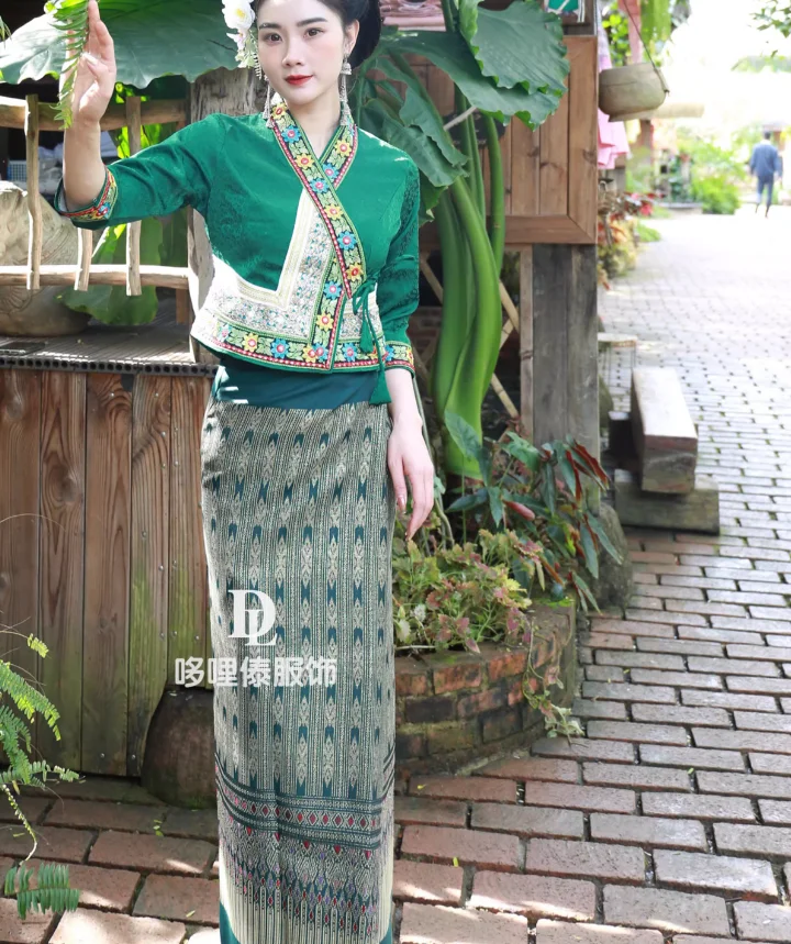 

Chinese Dai Ethnic Clothing Women's Set Autumn and Winter Top Long Skirt